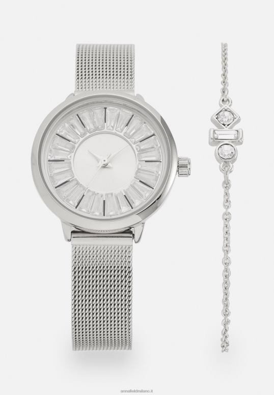 TX2DF2785 donne Anna Field impostare l'orologio d'argento