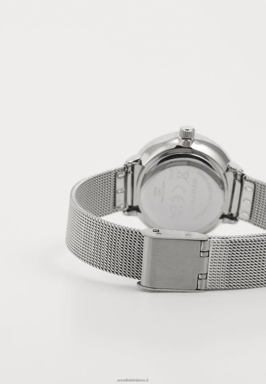 TX2DF2785 donne Anna Field impostare l\'orologio d\'argento