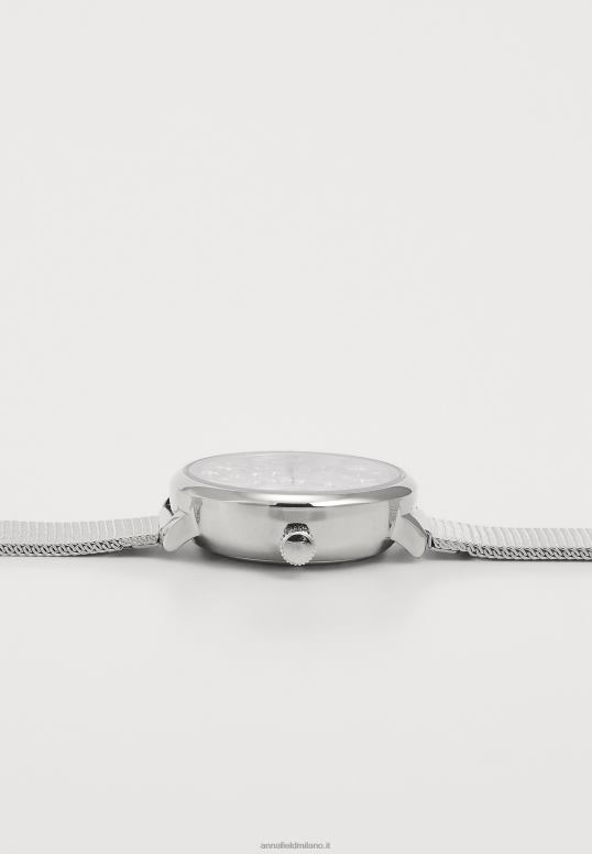 TX2DF2785 donne Anna Field impostare l\'orologio d\'argento