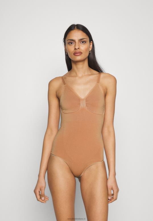 TX2DF1021 donne Anna Field corpo nudo