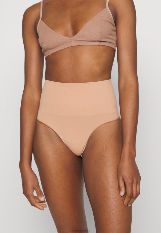 TX2DF1036 donne Anna Field nudo modellante